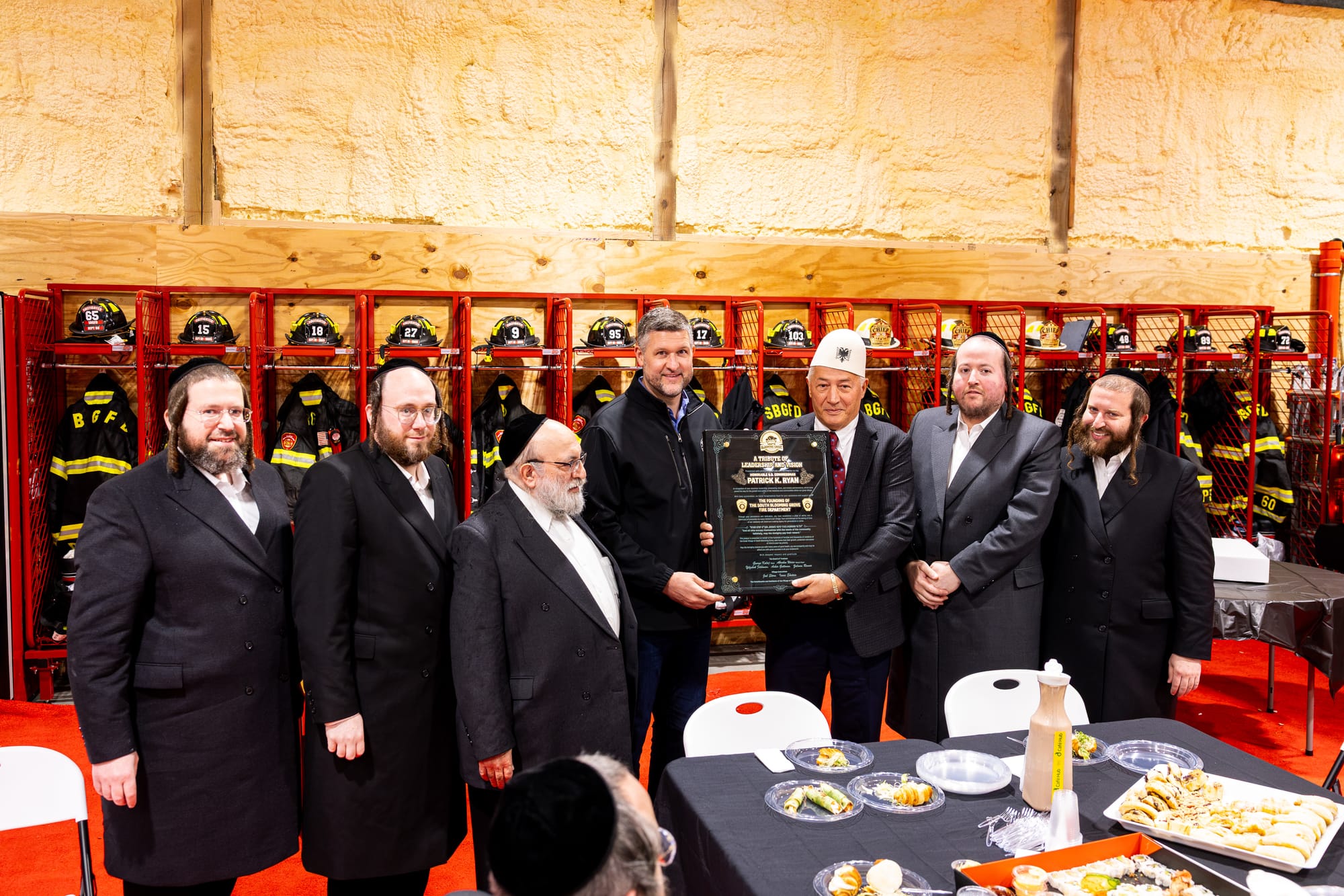 קאנגרעסמאן פעט רייען ווערט באעהרט ביי ערהאבענעם באזוך אינעם ווילעדזש